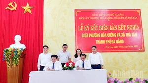 Lãnh đạo phường Hòa Cường và xã Trà Tân ký kết biên bản kết nghĩa.