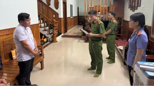 Các lực lượng chức năng thực hiện Lệnh khám xét nơi ở đối với đối tượng Trần Đăng Hùng.