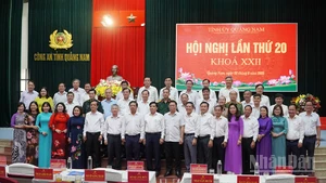 Các đồng chí trong Ban Chấp hành Đảng bộ tỉnh Quảng Nam chụp ảnh lưu niệm tại Hội nghị.