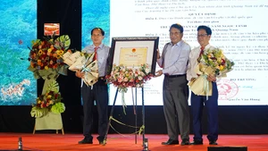 PGS, TS Đặng Văn Bài, Phó Chủ tịch Hội đồng Di sản văn hóa Quốc gia thừa ủy quyền của Bộ Văn hóa, Thể thao và Du lịch trao chứng nhận Tri thức dân gian về Sâm Ngọc Linh, huyện Nam Trà My, tỉnh Quảng Nam.