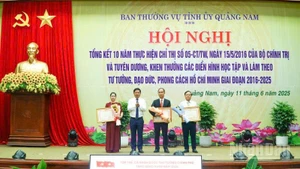 Bí thư Tỉnh ủy Quảng Nam Lương Nguyễn Minh Triết trao bằng khen của Thủ tướng Chính phủ tặng tập thể, cá nhân điển hình, tiêu biểu trong học tập và làm theo tư tưởng, đạo đức, phong cách Hồ Chí Minh giai đoạn 2016-2025.