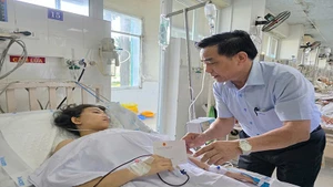 Chủ tịch Ủy ban nhân dân tỉnh Quảng Nam Lê Văn Dũng thăm hỏi, động viên các hành khách bị thương trong vụ tai nạn.