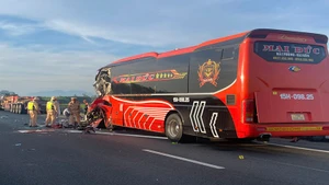 Tai nạn giao thông nghiêm trọng trên cao tốc Đà Nẵng-Quảng Ngãi khiến 2 người tử vong và 7 người bị thương.