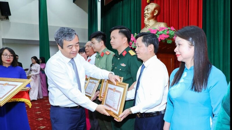 Đồng chí Ngô Đông Hải, Ủy viên Trung ương Đảng, Phó Trưởng Ban Tuyên giáo và Dân vận Trung ương trao bằng khen cho các tập thể, cá nhân tiêu biểu thực hiện Chỉ thị 05-CT/TW. tinh-tn.jpg