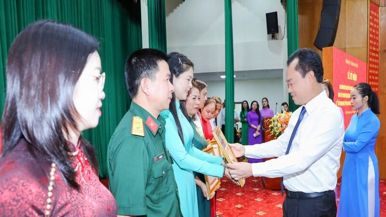 Đồng chí Trịnh Việt Hùng, Ủy viên dự khuyết Trung ương Đảng, Bí thư Tỉnh ủy Thái Nguyên trao bằng khen cho các tập thể, cá nhân có thành tích trong công tác. tinh-1.jpg