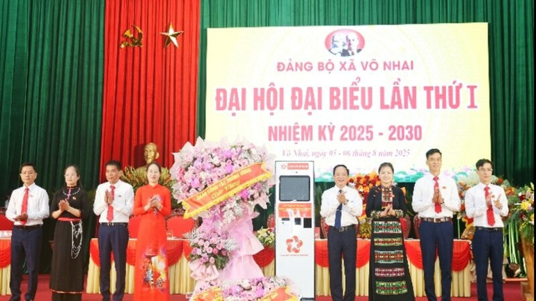 Đại tướng Trịnh Văn Quyết tặng hoa chúc mừng Đại hội. rsz-quyet-1.jpg