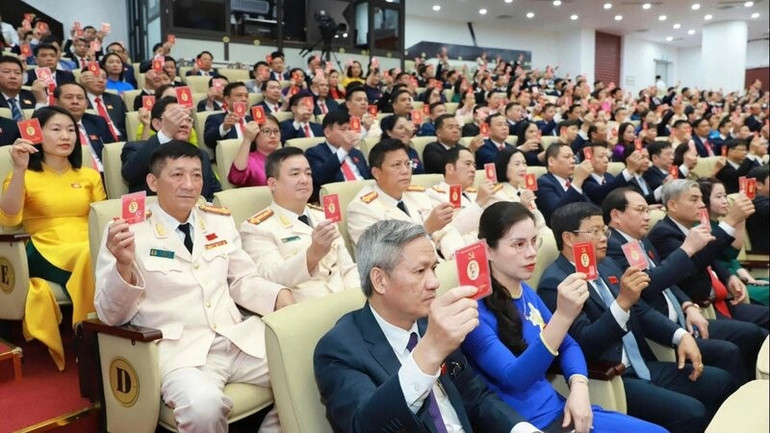 Các đại biểu Đại hội Đảng bộ tỉnh Thái Nguyên khóa I, nhiệm kỳ 2025-2030 biểu quyết thông qua nghị quyết. rsz-a1.jpg