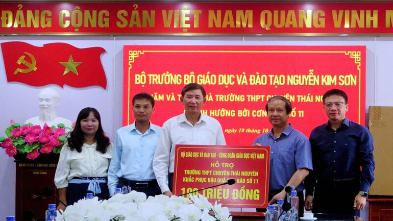 Đoàn công tác của Bộ Giáo dục và Đào tạo tặng Trường Trung học phổ thông Chuyên Thái Nguyên 100 triệu đồng để mua sắm cơ sở vật chất. rsz-son-3.jpg