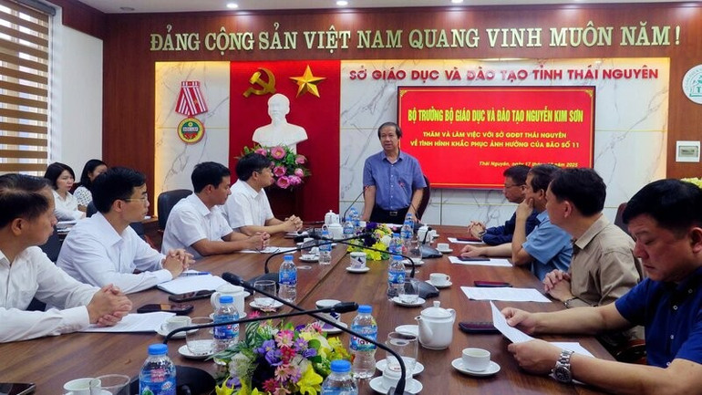 Bộ trưởng Nguyễn Kim Sơn đề nghị Sở Giáo dục và Đào tạo Thái Nguyên chỉ đạo, vận động các trường duy trì chất lượng dạy và học sau lũ lớn. rsz-son-1.jpg