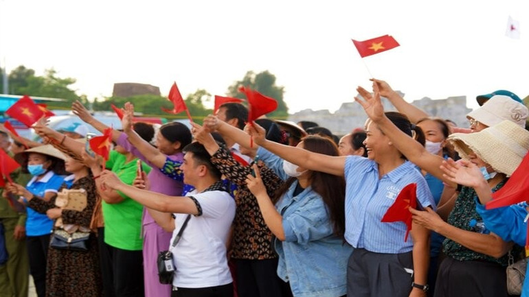 Người dân Thái Nguyên ra Quảng trường Võ Nguyên Giáp tri ân các lực lượng cứu hộ, cứu nạn, tình nguyện trong mưa lũ. rsz-16.jpg