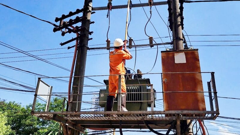 Đến cuối giờ chiều ngày 14/10, hầu hết khách hàng trên địa bàn tỉnh Thái Nguyên được cấp điện trở lại. rsz-dien-2.jpg