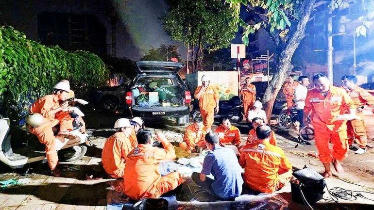 Những bữa ăn nhanh của kỹ sư, công nhân Công ty Điện lực Thái Nguyên ngay trên hiện trường. rsz-dien-1.jpg