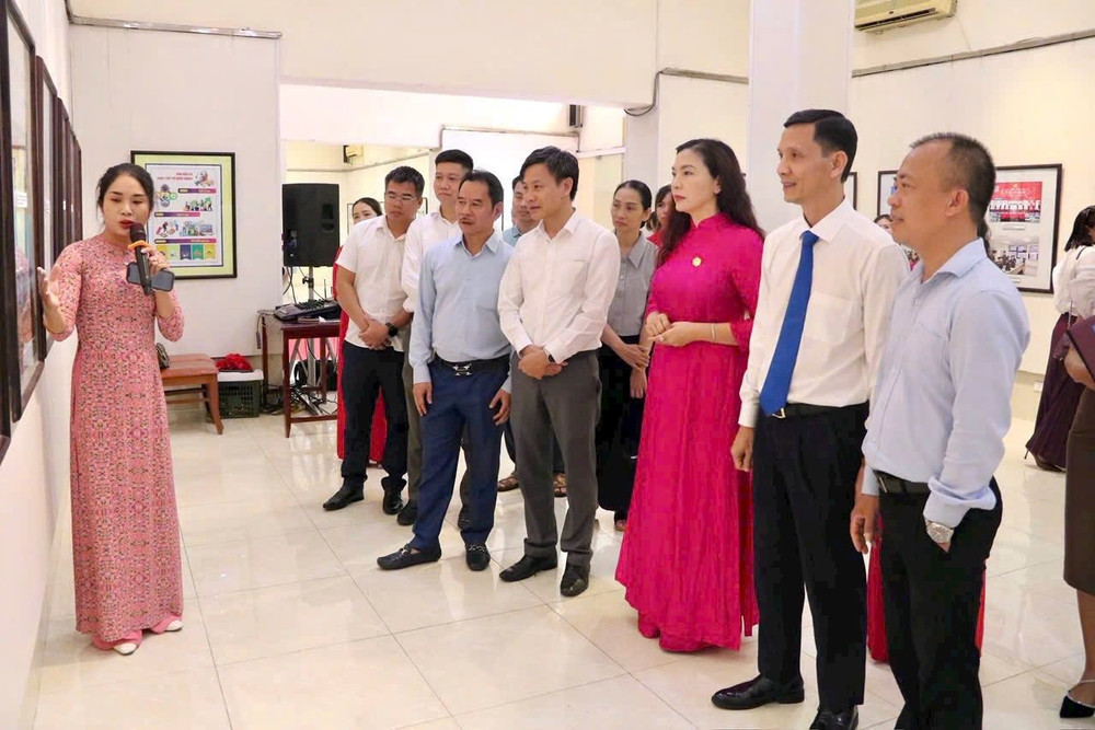 Các đại biểu tham quan triển lãm. 510992175-708042155314277-4644929408483870603-n.jpg