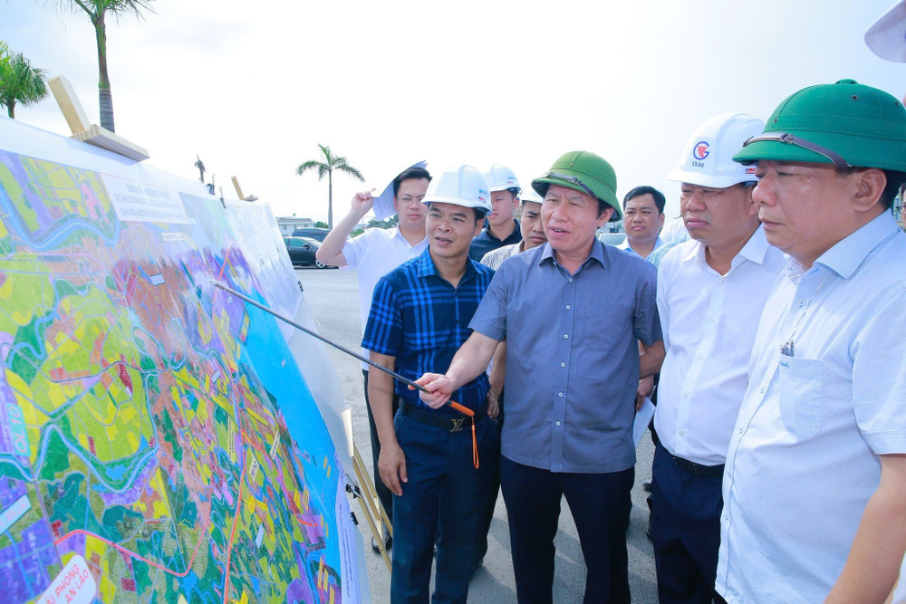 Đồng chí Lê Tiến Châu, Ủy viên Trung ương Đảng, Bí thư Thành ủy Hải Phòng kiểm tra thực địa. 503334396-1290003293127613-5954942365569683452-n.jpg