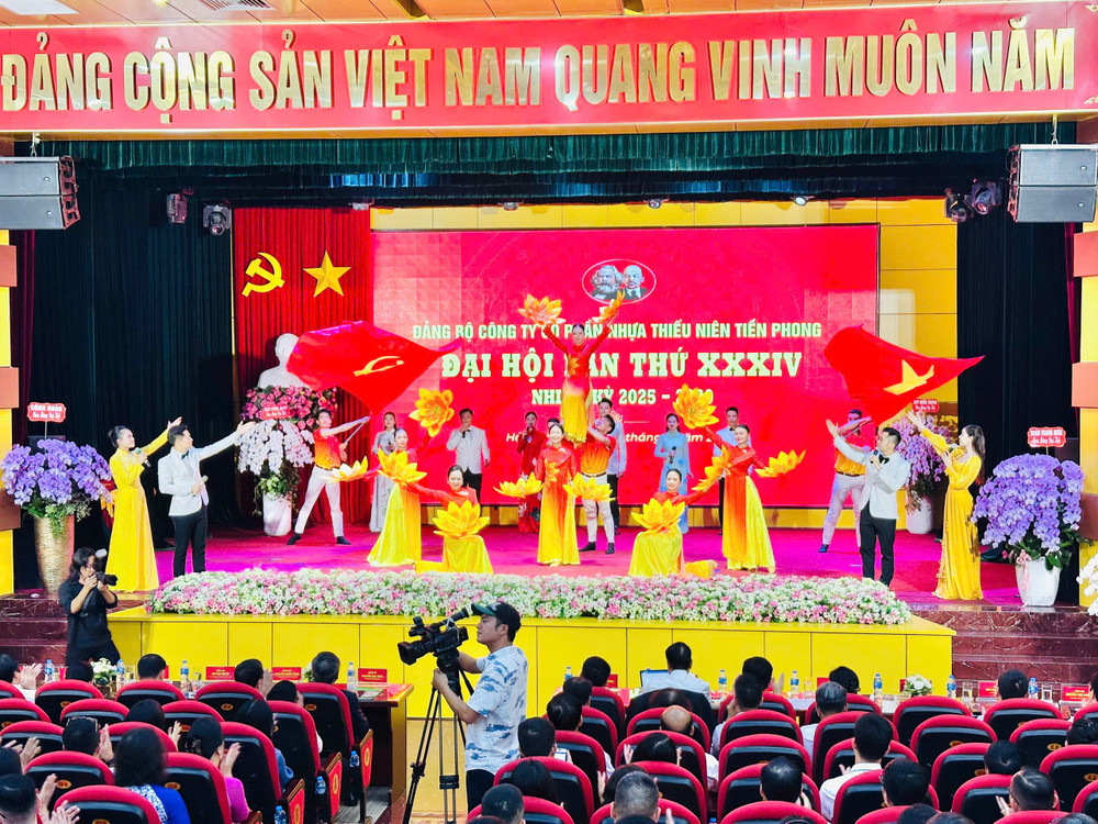Các tiết mục văn nghệ chào mừng đại hội.