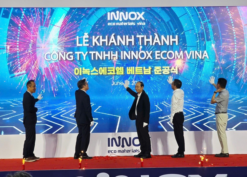 Các đại biểu nhấn nút khánh thành Dự án. cac-i-biu-nhn-nut-khanh-thanh-d-an.jpg