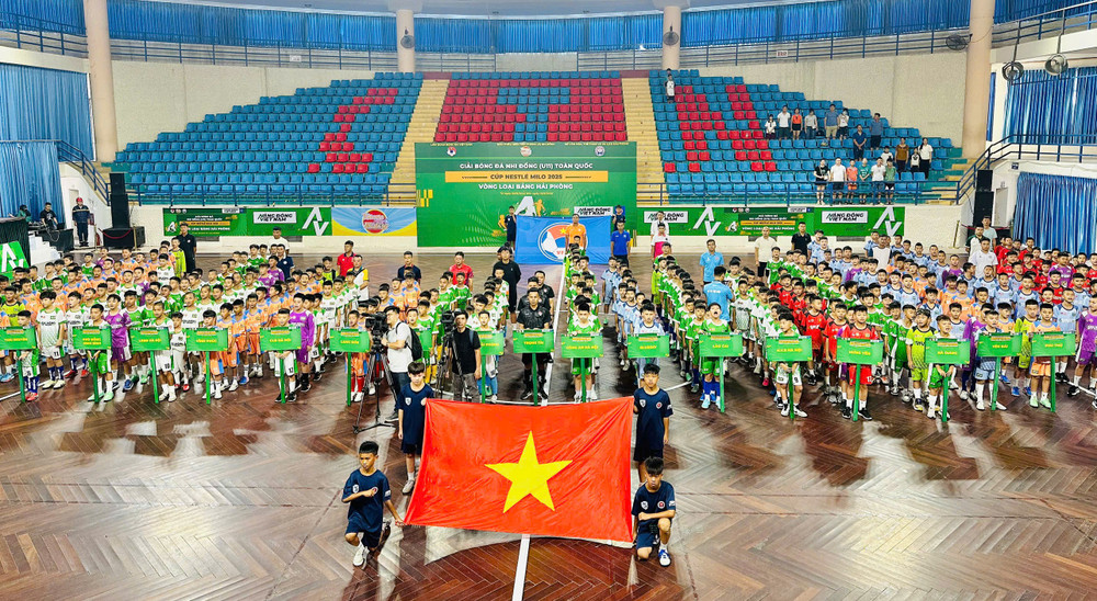 Nghi thức chào cờ khai mạc giải.