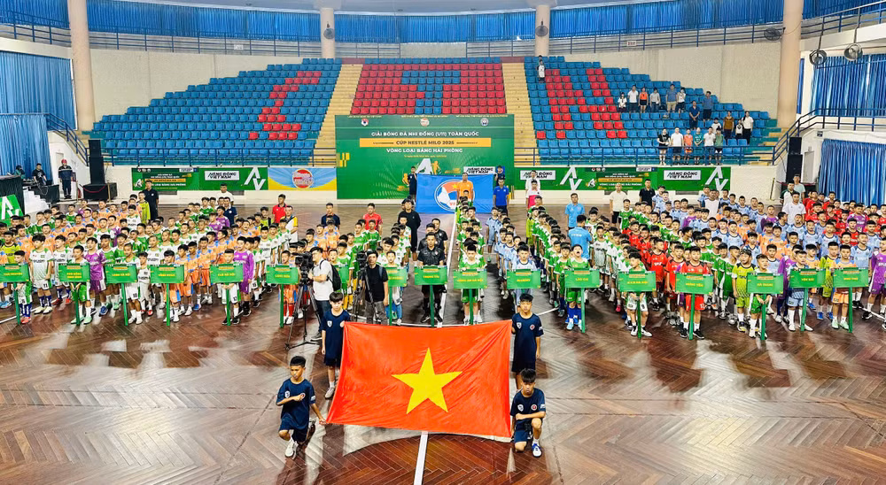 Nghi thức chào cờ khai mạc giải.