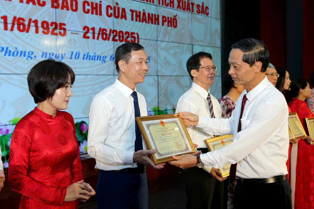 26 cá nhân đã được Chủ tịch Ủy ban nhân dân thành phố Hải Phòng tặng Bằng khen vì đã có thành tích xuất sắc trong công tác báo chí. 486c938b7d7bc925906a.jpg