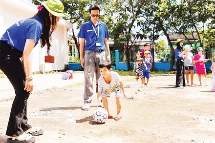 Các bạn trẻ tình nguyện tổ chức sân chơi cho thiếu nhi trên xã đảo Thạnh An.