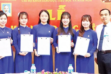 Những sinh viên ưu tú của Khoa Giáo dục tiểu học và mầm non, Trường đại học Hùng Vương vinh dự được đứng trong hàng ngũ của Đảng.