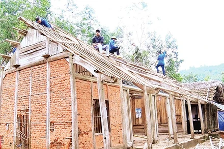 Chi bộ, cấp ủy thôn tại các xã vùng cao trên địa bàn tỉnh Tuyên Quang tích cực vận động người dân thực hiện chương trình xóa nhà tạm, nhà dột nát.