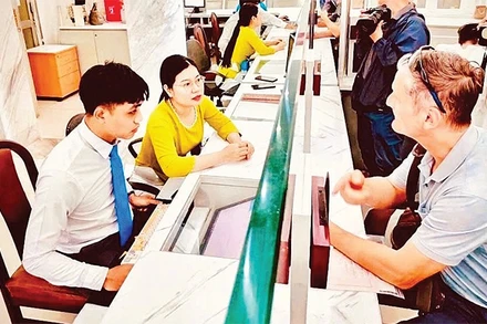 Cán bộ Trung tâm phục vụ hành chính công phường Sài Gòn tiếp nhận và hỗ trợ người dân tới làm thủ tục hành chính.