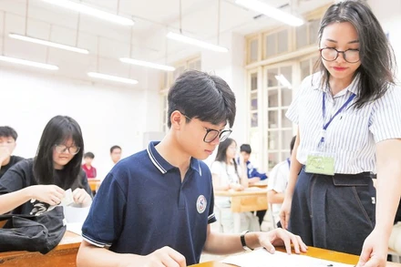 Giám thị kiểm tra phiếu dự thi của thí sinh kỳ thi tuyển sinh lớp 10 THPT công lập tại điểm thi Trường THPT Trần Phú, quận Hoàn Kiếm. (Ảnh THẾ ĐẠI)