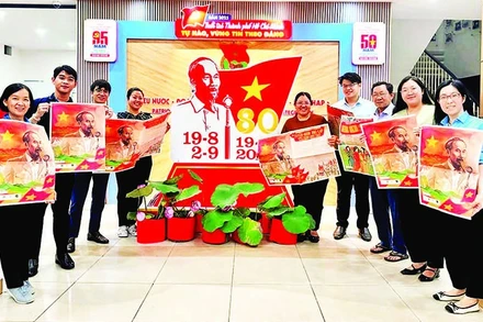 Giới trẻ Thành phố Hồ Chí Minh hân hoan đón nhận phụ san đặc biệt chào mừng Quốc khánh 2/9 của Báo Nhân Dân.