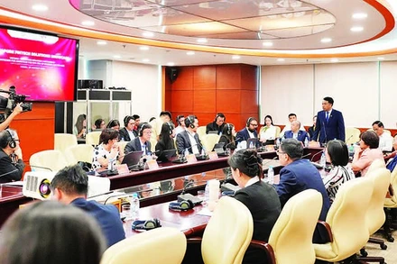 Doanh nghiệp Singapore và doanh nghiệp Hà Nội gặp gỡ kết nối, hợp tác trong lĩnh vực công nghệ tài chính.