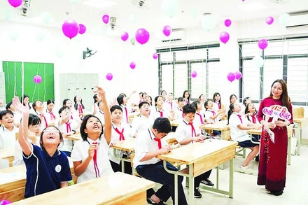 Thầy và trò Trường THCS Giảng Võ tựu trường năm học mới và chính thức triển khai mô hình lớp học số Google.