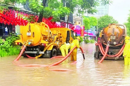 Công ty Thoát nước Hà Nội xử lý sự cố úng ngập.
