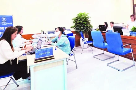 Chuyển đổi số là giải pháp giảm tải cho chính quyền địa phương (Trong ảnh: Trung tâm Phục vụ hành chính công tại xã Phú Xuyên).