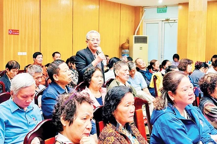 Người dân nêu ý kiến tại buổi đối thoại với người đứng đầu cấp ủy, chính quyền phường Hai Bà Trưng. (Ảnh Đình Hiệp) 