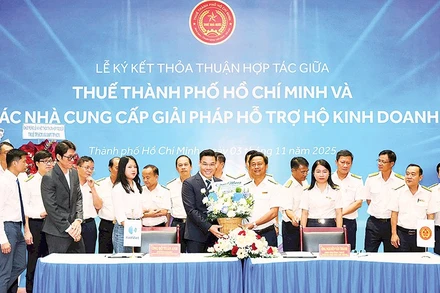 Lãnh đạo Thuế Thành phố Hồ Chí Minh và đại diện nhà cung cấp dịch vụ tại Lễ ký kết thỏa thuận hợp tác hỗ trợ hộ kinh doanh. 