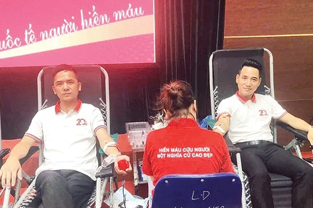 Cán bộ cơ sở giàu lòng nhân ái