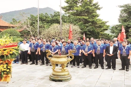 Đoàn dâng hoa, dâng hương tại Nhà tưởng niệm Chủ tịch Hồ Chí Minh trên đỉnh đèo De. (Ảnh HOÀNG HÙNG)