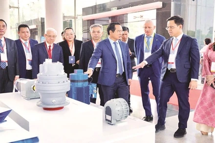 Lãnh đạo Thành phố Hồ Chí Minh và các đại biểu tham quan gian trưng bày sản phẩm động cơ điện của doanh nghiệp Italia đầu tư tại thành phố.