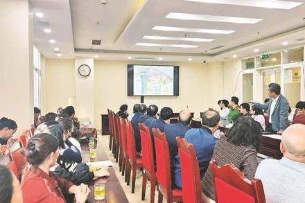 Ủy ban nhân dân phường Ngọc Hà đối thoại với các hộ kinh doanh tự phát.