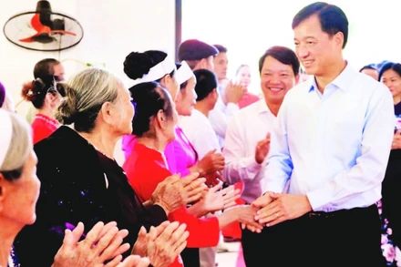 Bí thư Thành ủy Hà Nội Nguyễn Duy Ngọc chung vui với nhân dân thôn Khánh Chúc Đồi, xã Ba Vì trong Ngày hội Đại đoàn kết toàn dân tộc.