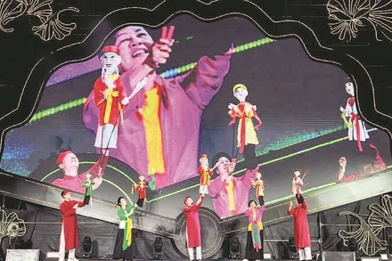 Nghệ nhân biểu diễn múa rối tại Festival Thăng Long - Hà Nội.