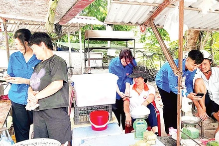 Đoàn viên, thanh niên Tỉnh đoàn Hưng Yên hướng dẫn người dân sử dụng điện thoại thông minh ứng dụng trên nền tảng số.