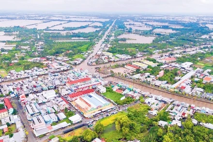 Năm nhánh sông cùng hội tụ về một điểm tạo nên vùng đất Ngã Năm nên thơ bình dị.