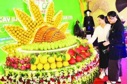 Chị em phụ nữ với nông sản tiêu biểu của địa phương tại Lễ hội trái cây.