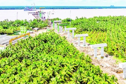 Công trình cầu Đại Ngãi 1 bắc qua sông Hậu nối tỉnh Vĩnh Long, thành phố Cần Thơ sau một năm thi công.