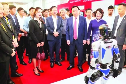 Trình diễn robot tại Diễn đàn khoa học, công nghệ, đổi mới sáng tạo và chuyển đổi số tỉnh Hưng Yên tháng 10/2025.
