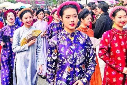 1. Sự tinh tế của trang phục Việt được thể hiện qua từng hình ảnh, mầu sắc và các phụ kiện đi kèm.