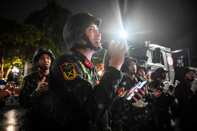 linh-tong-duyet-hat-duoi-mua-4.jpg