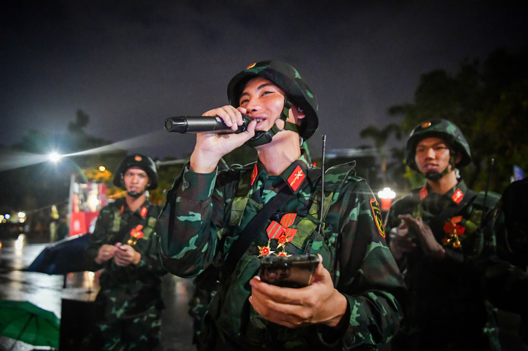 linh-tong-duyet-hat-duoi-mua.jpg