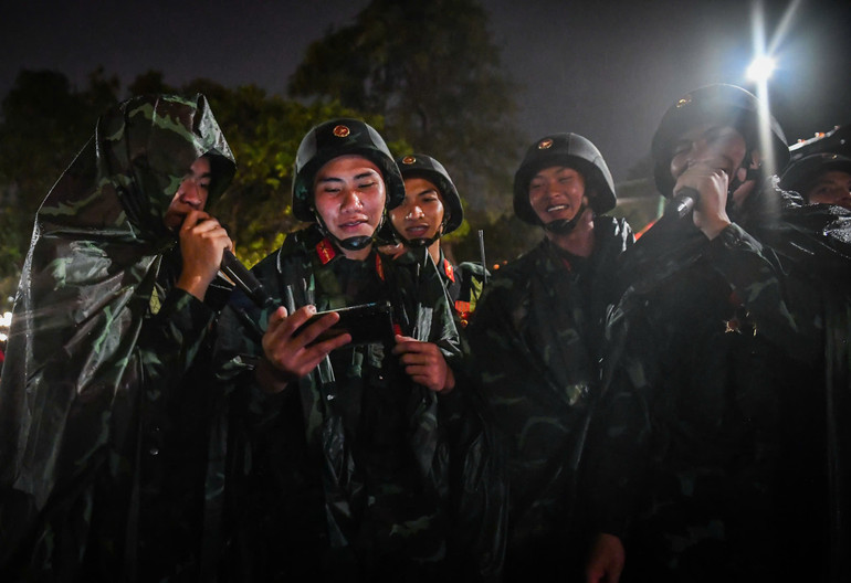 linh-tong-duyet-hat-duoi-mua-3.jpg
